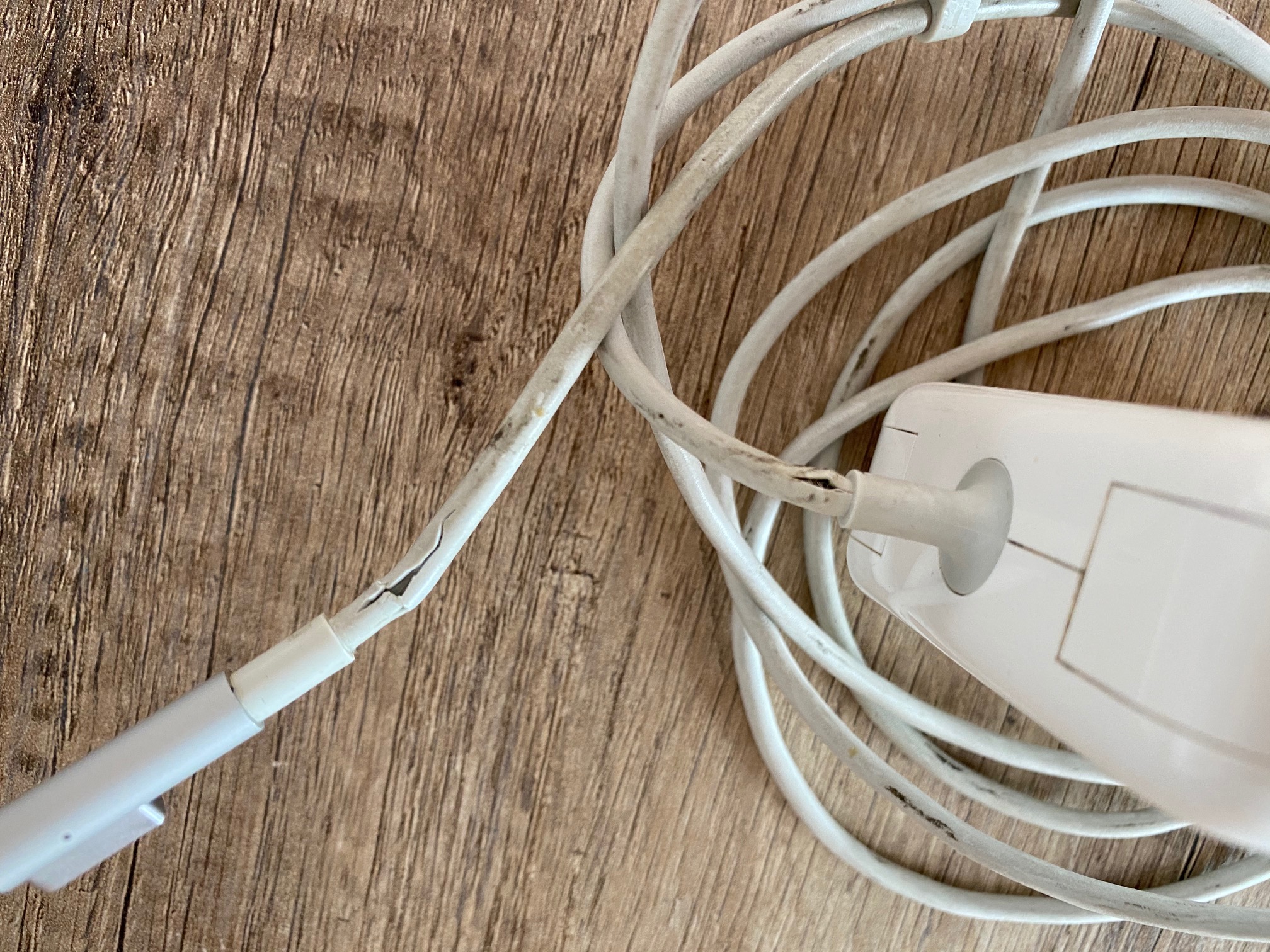 Broken Apple charger zoom